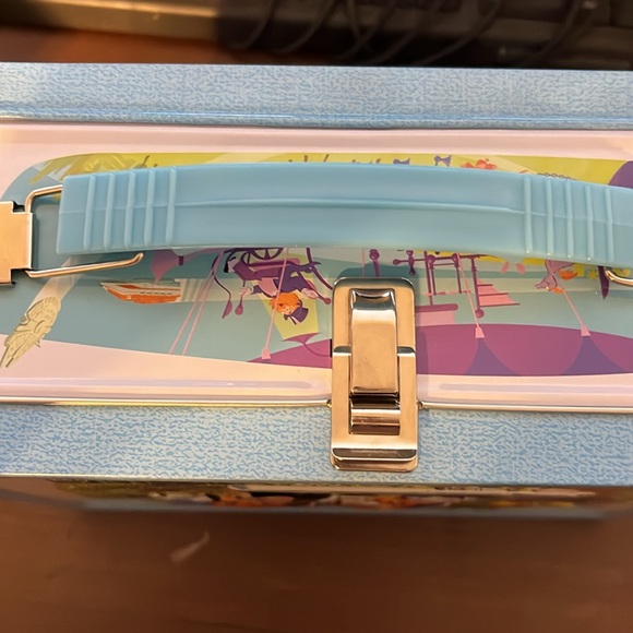 D23 Exclusive Tin Lunchbox with Five Pins - Picture 6 of 9